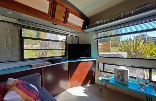 Freshwater House | Peaceful Farm Airstream Camper Retreat - Hot Tub