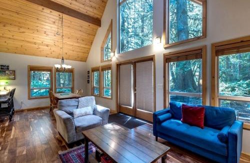 Glacier House | Peaceful Forest Retreat | Hot Tub, Pet Friendly & Sleeps 8