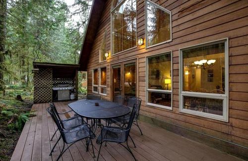 Glacier House | Peaceful Forest Retreat | Hot Tub, Pet Friendly & Sleeps 8