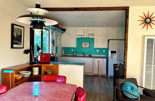 Yosemite Lakes House | Peaceful Mountain retreat with HUGE deck & Hot tub! Just 40 min to Yosemite gate