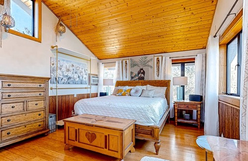 Chico House | Peaceful retreat 1000 ft above the valley floor with ozonated pool & yoga room