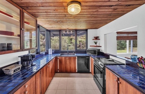 Summerhome Park House | Peaceful Volcano, Hawaii retreat. Close to Volcano National Park