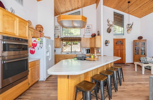 Arnold Cabin | PEBBLE BEACH CLUB - ACCESS TO SNOWFLAKE LODGE REC