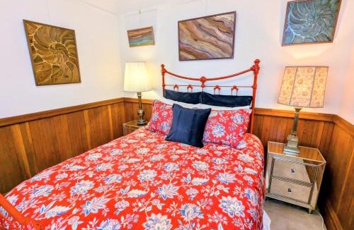 Russian Hill Apartment | Perfect Location - 4BD,1BA - Restored Redwood Home