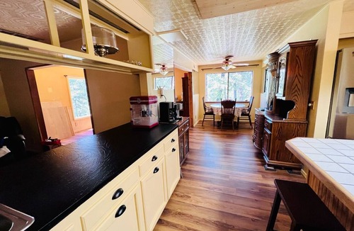 Lakehead Cabin | Pet-Friendly 3-Bed Retreat near Shasta Lake with cozy wood stove
