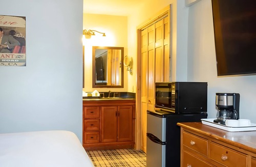 Mammoth Lakes Hotel | Pet-Friendly Alpine Escape with Kitchen Near Trails & Mammoth Mountain! 2 Units