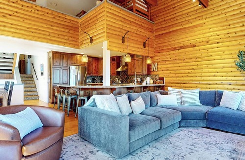 Mammoth Lakes Condo | Pet-Friendly Deluxe Townhome. Private Hot Tub & Gas Grill, Near Lakes Basin