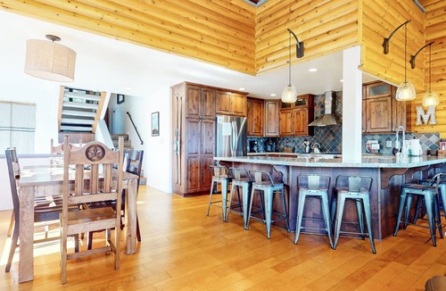 Mammoth Lakes Condo | Pet-Friendly Deluxe Townhome. Private Hot Tub & Gas Grill, Near Lakes Basin