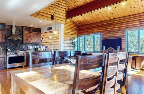 Mammoth Lakes Condo | Pet-Friendly Deluxe Townhome. Private Hot Tub & Gas Grill, Near Lakes Basin