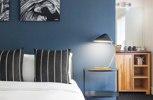 Truckee Hotel | Pet-Friendly Escape Near Lake Tahoe w/Hot Tub for Chilly Evenings - Parking