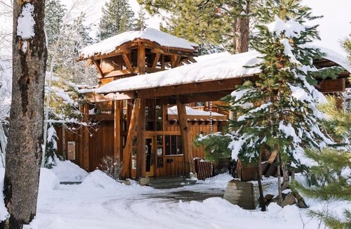 Truckee Hotel | Pet-Friendly Escape Near Lake Tahoe w/Hot Tub for Chilly Evenings - Parking