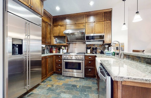 Woodwinds House | Pet-Friendly Luxury, On Golf Course. Gas Grill, Hot Tub & Game Room. Quiet