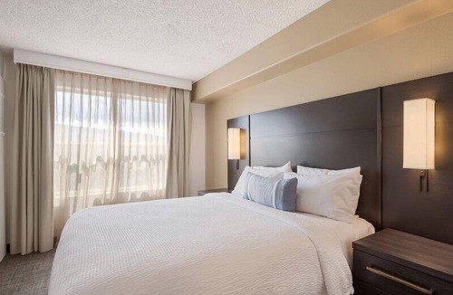 Reno/Tahoe Airport Hotel | Pet-friendly Property! With Free Breakfast, Onsite Sports Court!