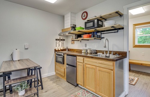 Woods Creek Apartment | Pet-Friendly Quaint Cottage: Park-Like Setting