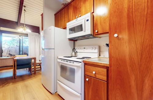 Mammoth Lakes Condo | Pet-Friendly Rustic Cabin. Near The Village & Lakes Basin, Pool and Hot Tub