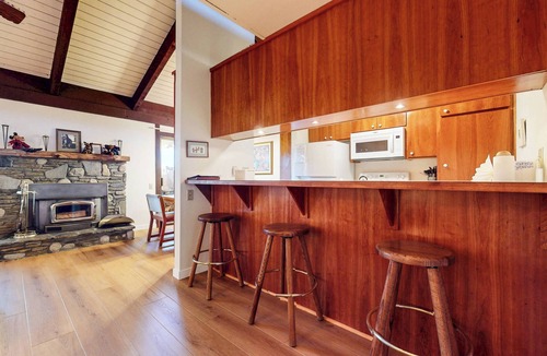Mammoth Lakes Condo | Pet-Friendly Rustic Cabin. Near The Village & Lakes Basin, Pool and Hot Tub