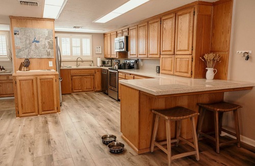 Kernville House | Piedras Hermosas Retro Retreat near Kern River