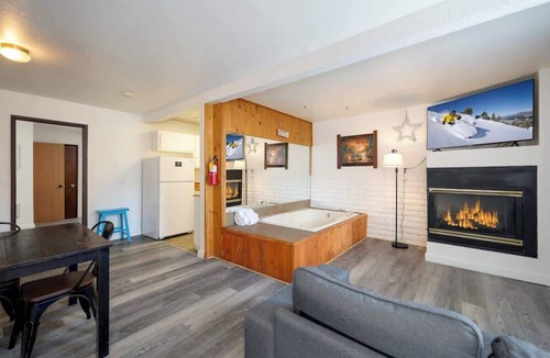 The Village Hotel | Polar Bear, Perfect Location, hot tub