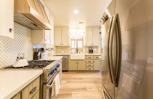 Mariposa House | Pool, Hot Tub, Privacy, Newly Remodeled, Centrally Located!