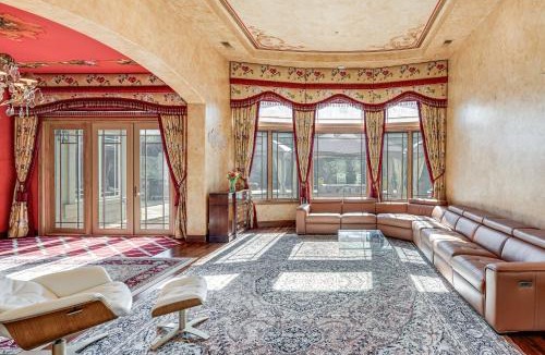 Gilroy House | Pool, Peacocks & Views! Lavish Retreat in Gilroy