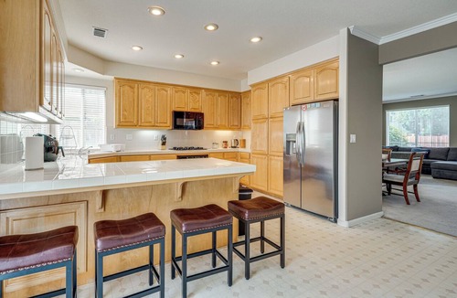 Manteca House | Pool Table & Home Gym! Manteca Group Getaway