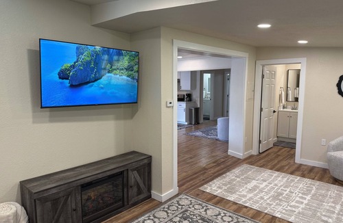 Freshwater House | Pool Table, Hot Tub! 5 bedroom, 3 bath, 5 min to Cal Poly or Old Town.