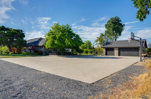 Ripon House | Poolside Escape w/Hot Tub! 8 Mi to Dtwn Modesto