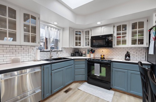 Lincoln Heights House | Poolside Getaway with Spacious Outdoor Living & 6 Cozy Beds!