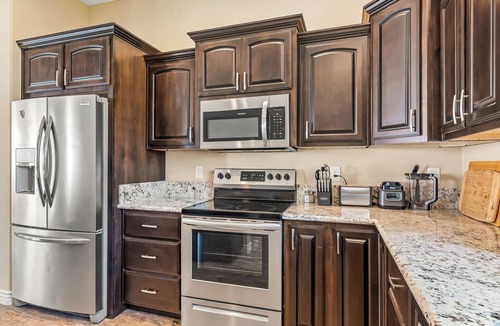 Sunridge Estates House | Poolside Paradise 5mins from River-Lake-Casinos