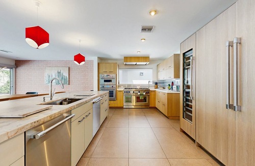 Vista Las Palmas House | Poolside Paradise in the Desert – Your Perfect Palm Springs Escape Awaits.