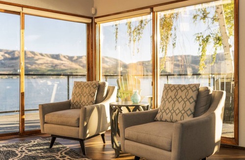 Manson House | Premier home, Waterfront, Views, Hot Tub, Dogs OK