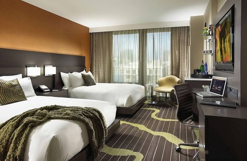 Gaslamp Quarter Hotel | Prime Location! 4 Relaxing Units Near SeaWorld! Onsite Parking and Pool!
