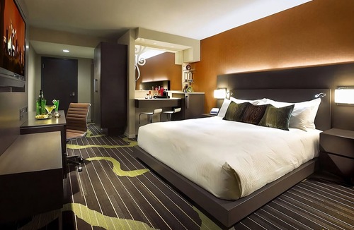 Gaslamp Quarter Hotel | Prime Location! 4 Relaxing Units Near SeaWorld! Onsite Parking and Pool!