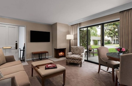 Napa Hotel | Prime Location! Situated Near Black Stallion Winery, Pool, FREE Parking!