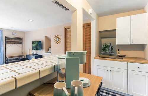 Auburn House | Private 1BR Guesthouse Close to DT Auburn