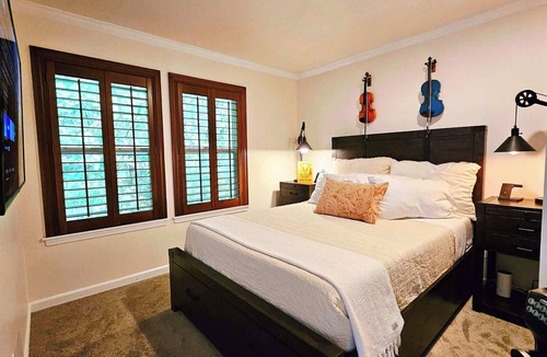 Snohomish Bed & Breakfast | Private Bedroom Fox Den w Hot Tub and Arcade