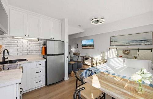 Simi Valley Apartment | Private Guest Suite w/Hot Tub, Fireplace & Yard