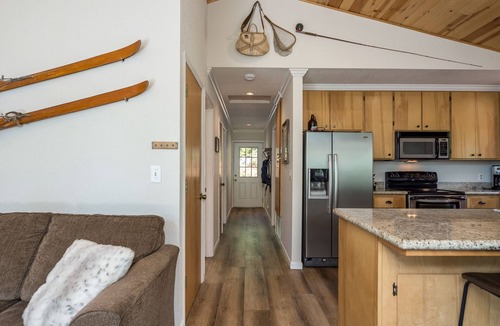 Arnold Cabin | PRIVATE HOT TUB + ACCESS TO BLS RECREATION CENTER