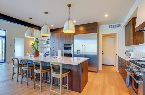 Hood River House | Private Hot Tub! Luxe Hood River Retreat Near Dtwn