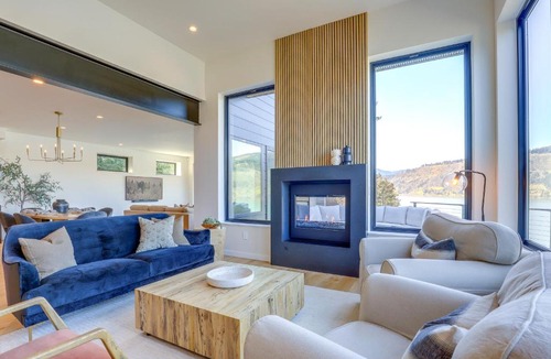Hood River House | Private Hot Tub! Luxe Hood River Retreat Near Dtwn