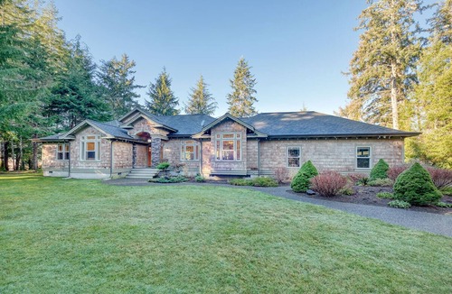 Long Beach House | Private Lake, Amazing View, Hot Tub, Forest Trail