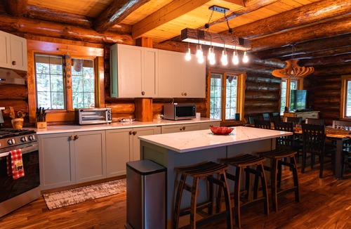 Maple Falls House | Private Log Cabin in the Woods - HOT TUB, BBQ, WIFI, GAZEBO, GAMING GARAGE