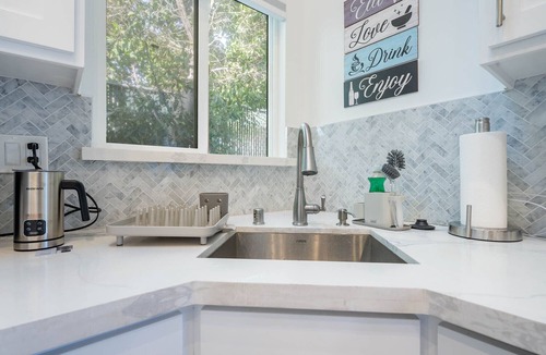 Faircrest Heights Apartment | Private modern studio in the heart of LA. Fully equipped w/full kitchen, W/D