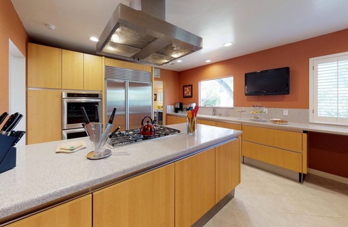 The Movie Colony House | Private Resort Movie Colony. Walk to downtwn! Pool! Views! Expresso! Heated spa!