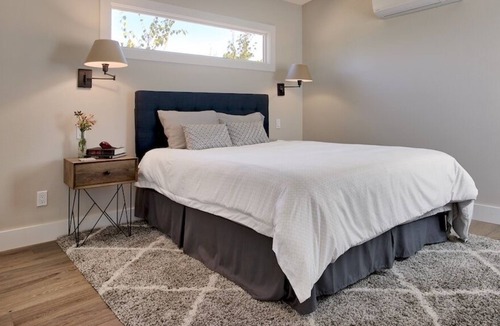 Sonoma House | Private w rows of grapevines -- Close to Plaza!