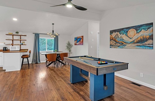 Mariposa House | Prvt Grounds: Cozy Yosemite Escape w/Creek, Billiards, BBQ, Starlink, Pets ok