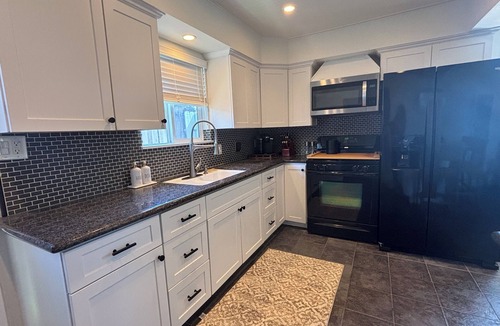 San Clemente Cottage | Quaint coastal cottage with large front patio in North Beach