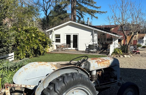 Oak Knoll Cottage | Quaint vineyard cottage on Dry Creek.