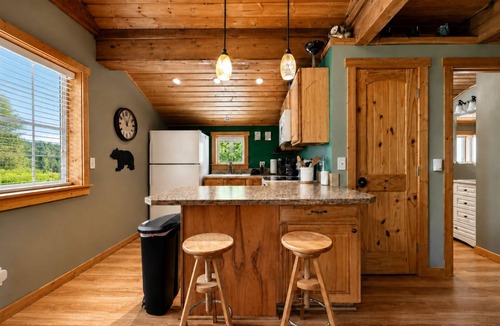 Ardenvoir Cabin | Quiet Escape | Hot Tub | BBQ | Fenced | Deck