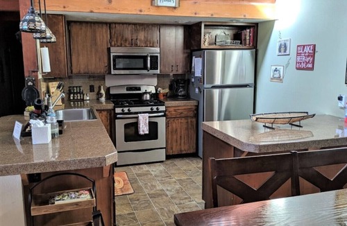 Kingswood Estates House | Quiet & Large house - Hot Tub, Pool table, Fast WiFi - close to all
